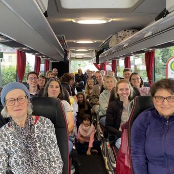 Die Ausflugsgruppe im Bus - Foto im Freien war wegen Dauerregen nicht möglich.