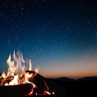 Sommerkino unter freiem Himmel mit Popcorn, Decke und Sternenhimmel