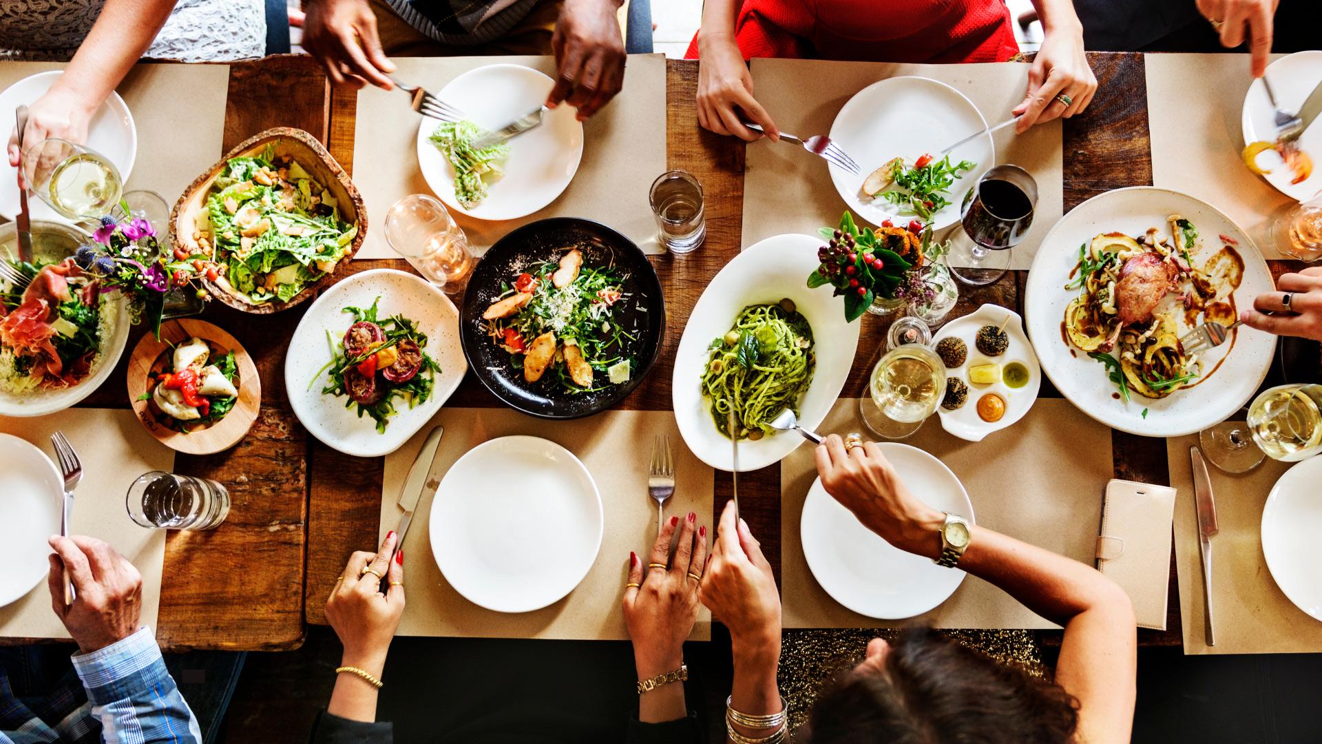Gedeckter Tisch mit leckerem Essen im Restaurant