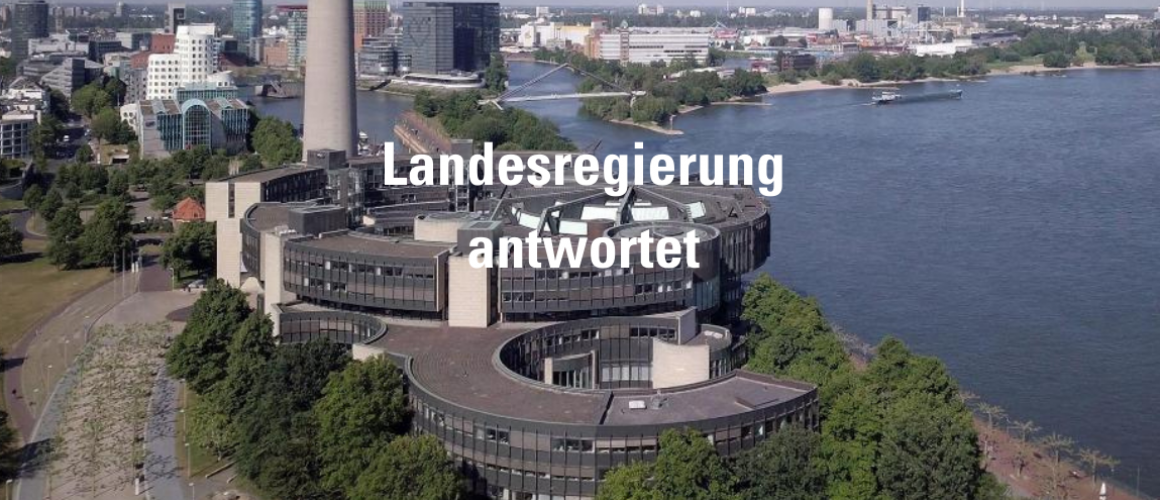 Bild des Gebäudes der Landesregierung- darüber steht in weß : Landesregierung antwortet