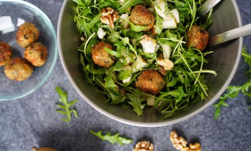 Quinoa-Bratlinge mit Rucola Salat